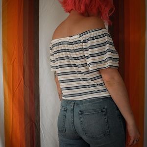 Shoulderless top